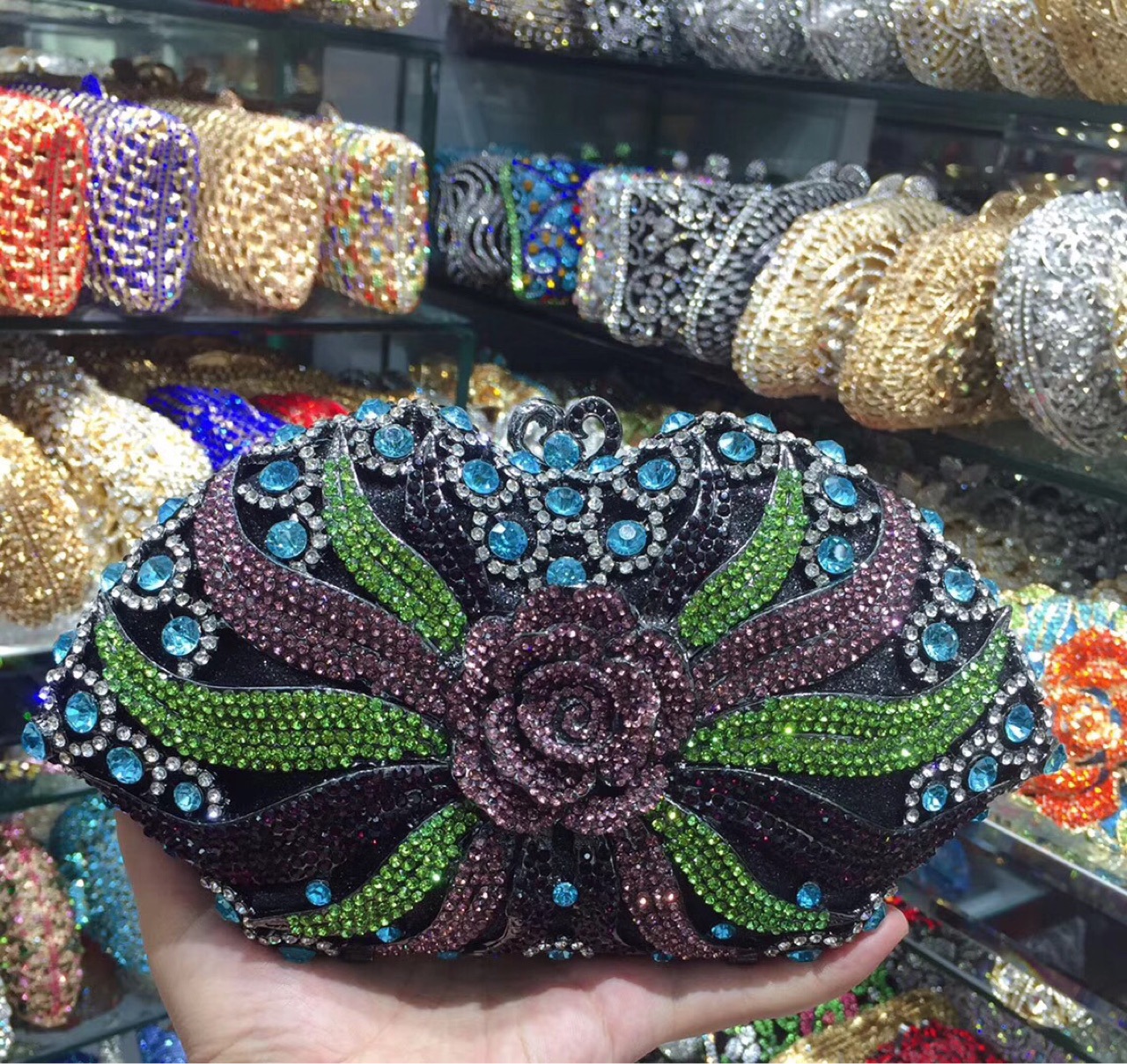 Túi clutch nữ đính kim cương giả kim loại rỗng, kiểu dáng sang trọng, kích thước 22.5x12x6 cm — Đế Vàng Kim Cương chi tiết 9