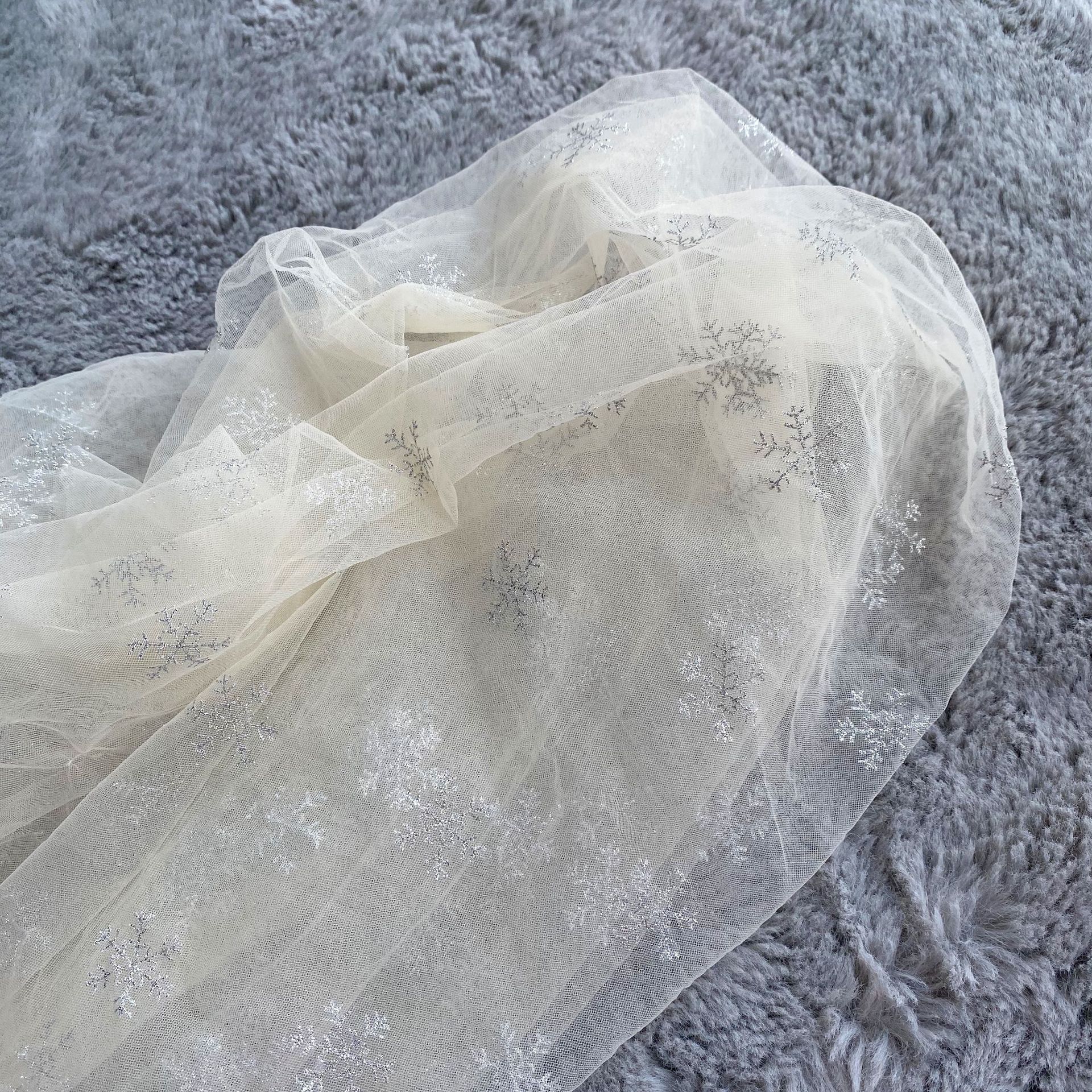 Frozen Aisha copo de nieve malla de tela después de procesar copo de nieve de impresión en polvo de tela de los niños ropa de gasa falda de tela al por mayor
