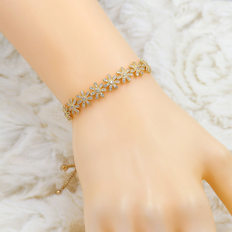Adjustable elegant bracelet with zircon
