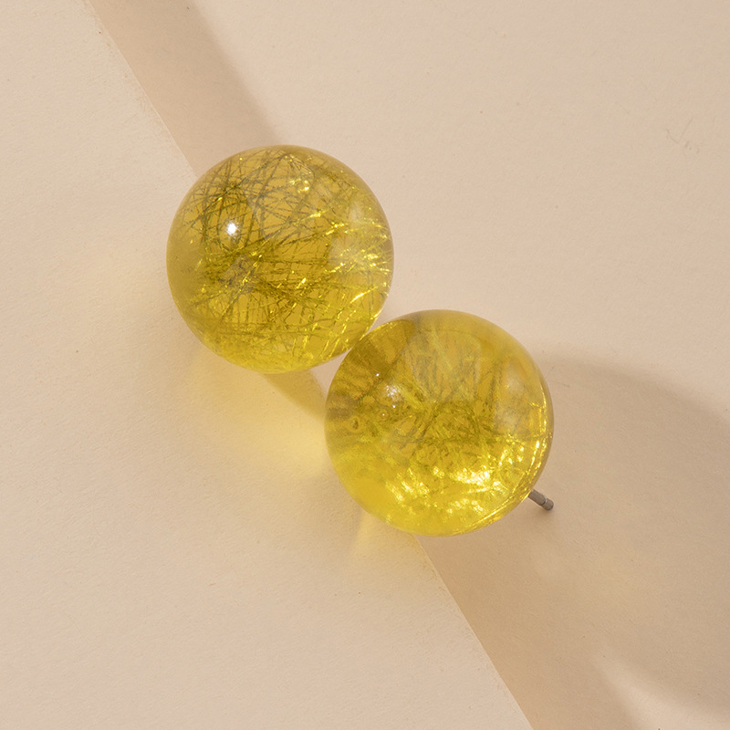 Korea's Exquisite Niche Retro Resin Small Sweet And Versatile Golden Round Earrings display picture 3