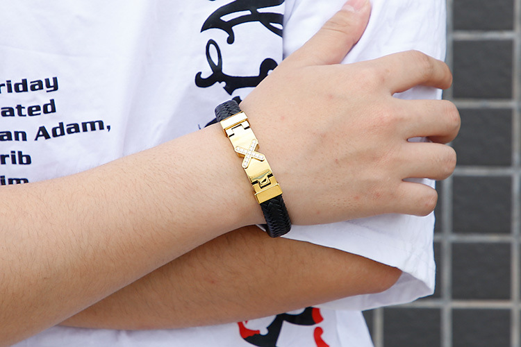 1 Piece Fashion Solid Color Cowhide Titanium Steel Inlay Zircon Menu0027S Bangle