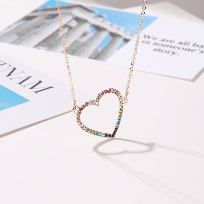 Simple Color Love Necklace Women Fashion Wild Hollow Peach Heart Pendant Clavicle Chain display picture 3