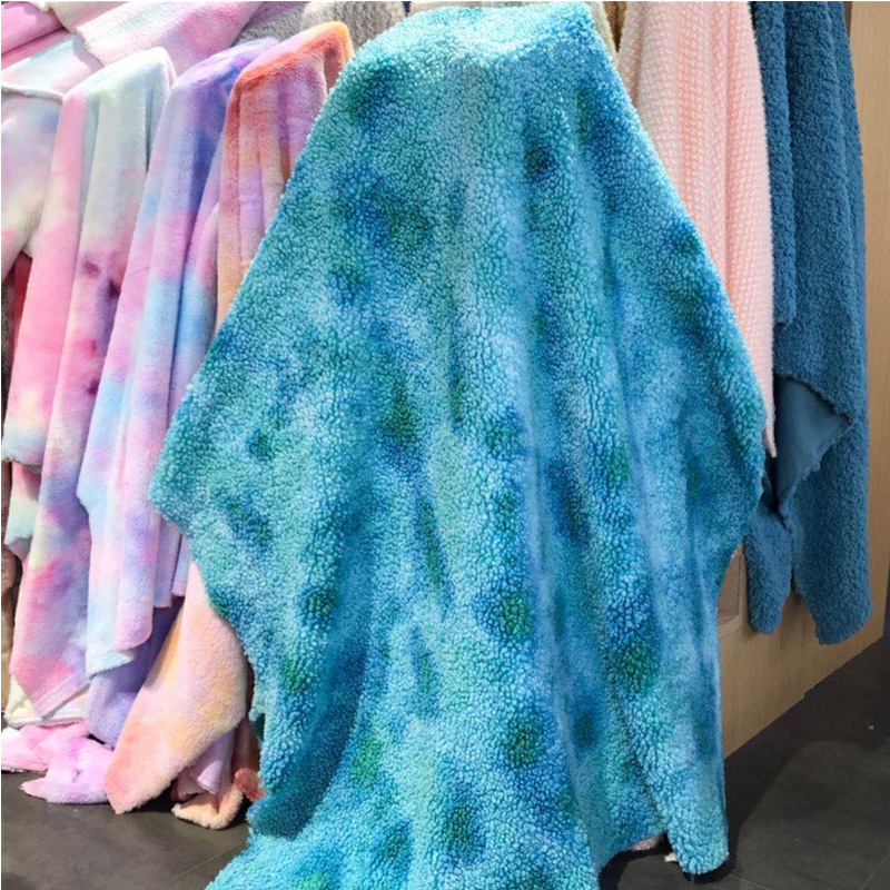 En stock suministro Altai tie-dyed tela de felpa partículas de color pequeño Teddy terciopelo Cordero rollo muñeca ropa tela