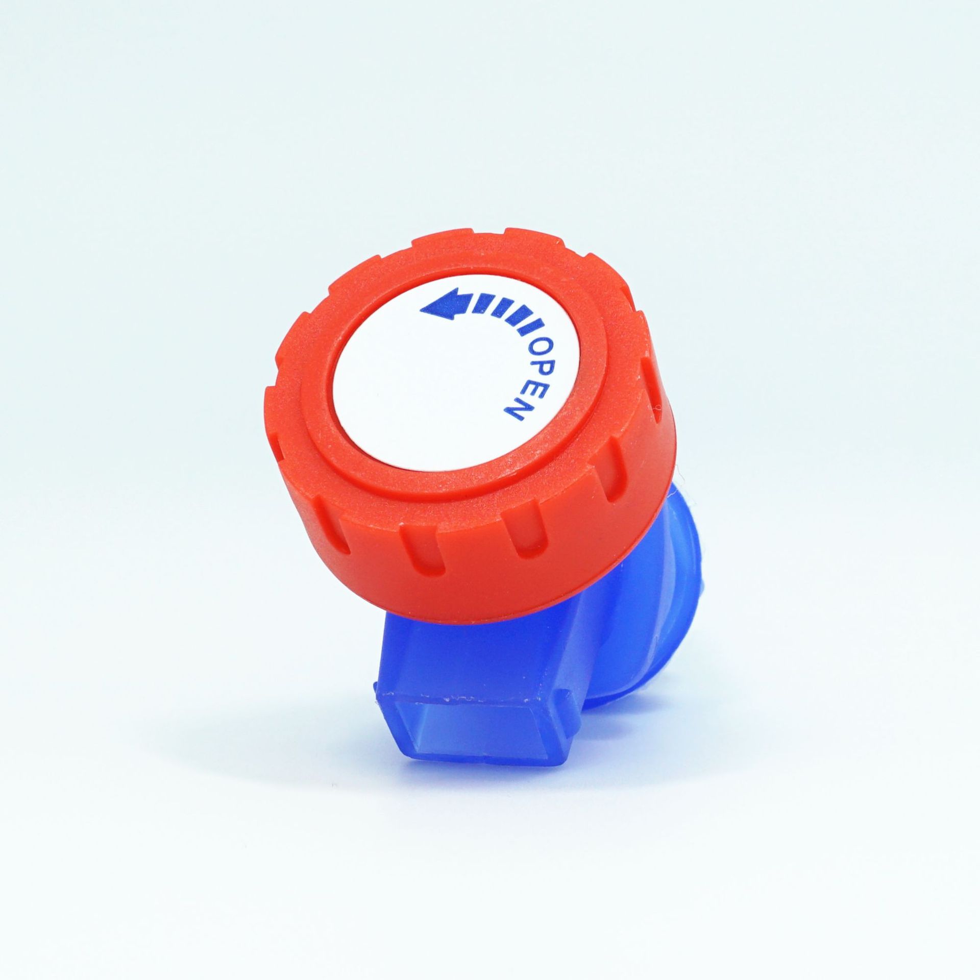 Plastic blue faucet, rotary knob type for brewing wine bottles, juice bottle water storage tank, mineral water bucket faucet and water valve Application Scenario