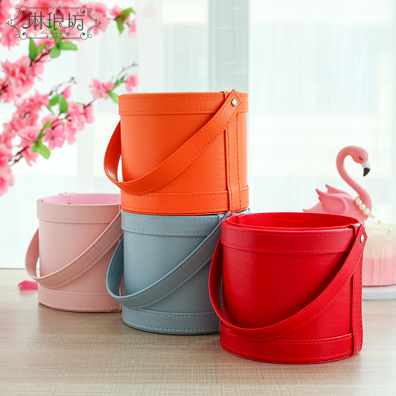 Cubo de cuero de diseño floral de arreglo de flores secas de alta gama Cubo de cuero portátil redondo con flores que abren caja de regalo de cebada