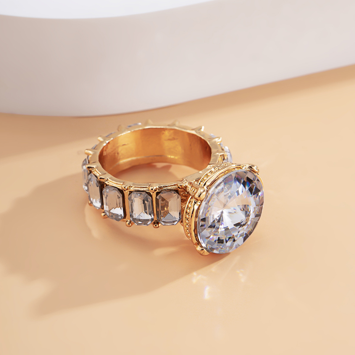 Creative Emerald Diamond Ring display picture 5