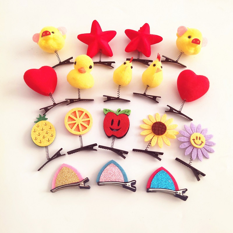 Las pequeñas actividades de microempresas empujan el código de escaneo para enviar regalos debajo de la línea roja en línea, regalos prácticos, pequeños drenadores, artefactos creativos