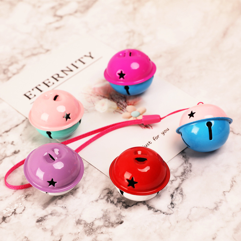 Las pequeñas actividades de microempresas empujan el código de escaneo para enviar regalos debajo de la línea roja en línea, regalos prácticos, pequeños drenadores, artefactos creativos