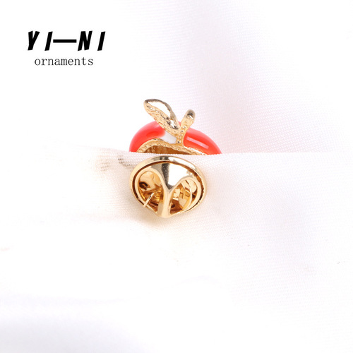Button collar collar pin cute pink peach brooch to decorate clothes and fix Japanese style anti-exposure fruit pin peach
