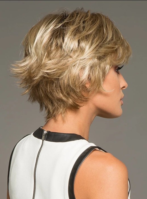 Cabello de pelo corto ligeramente rizado realista