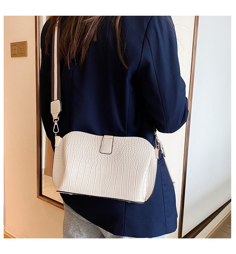 All-match Women's Messenger Bucket Crocodile Pattern One-shoulder Picture Autumn New Messenger Women's Bag display picture 13