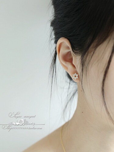 925 silver plated 14K gold stud earrings, Japanese style light luxury, exquisite temperament, versatile snowflake shape full diamond earrings