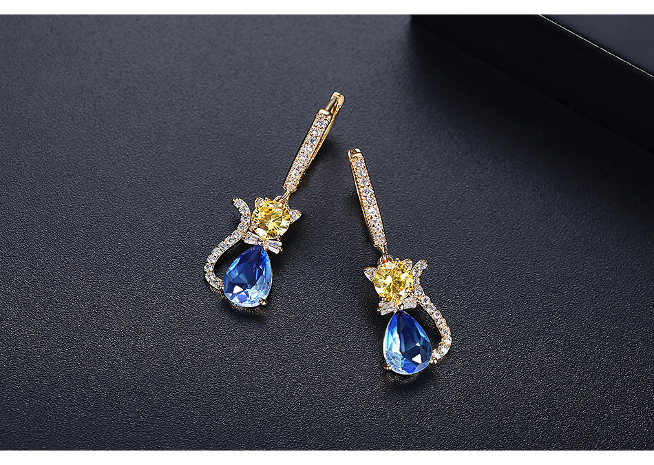 Boucles D'oreilles Fleur Sauvage Mignon Chat Pendentif Boucles D'oreilles En Cuivre Incrusté De Zirconium Boucles D'oreilles En Gros Nihaojewelry display picture 5