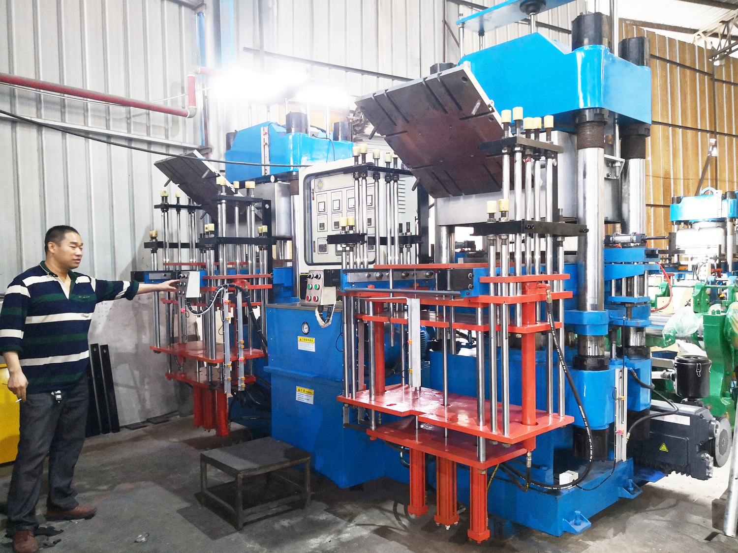 二手300T真空硫化机（前顶3RT+拍模）