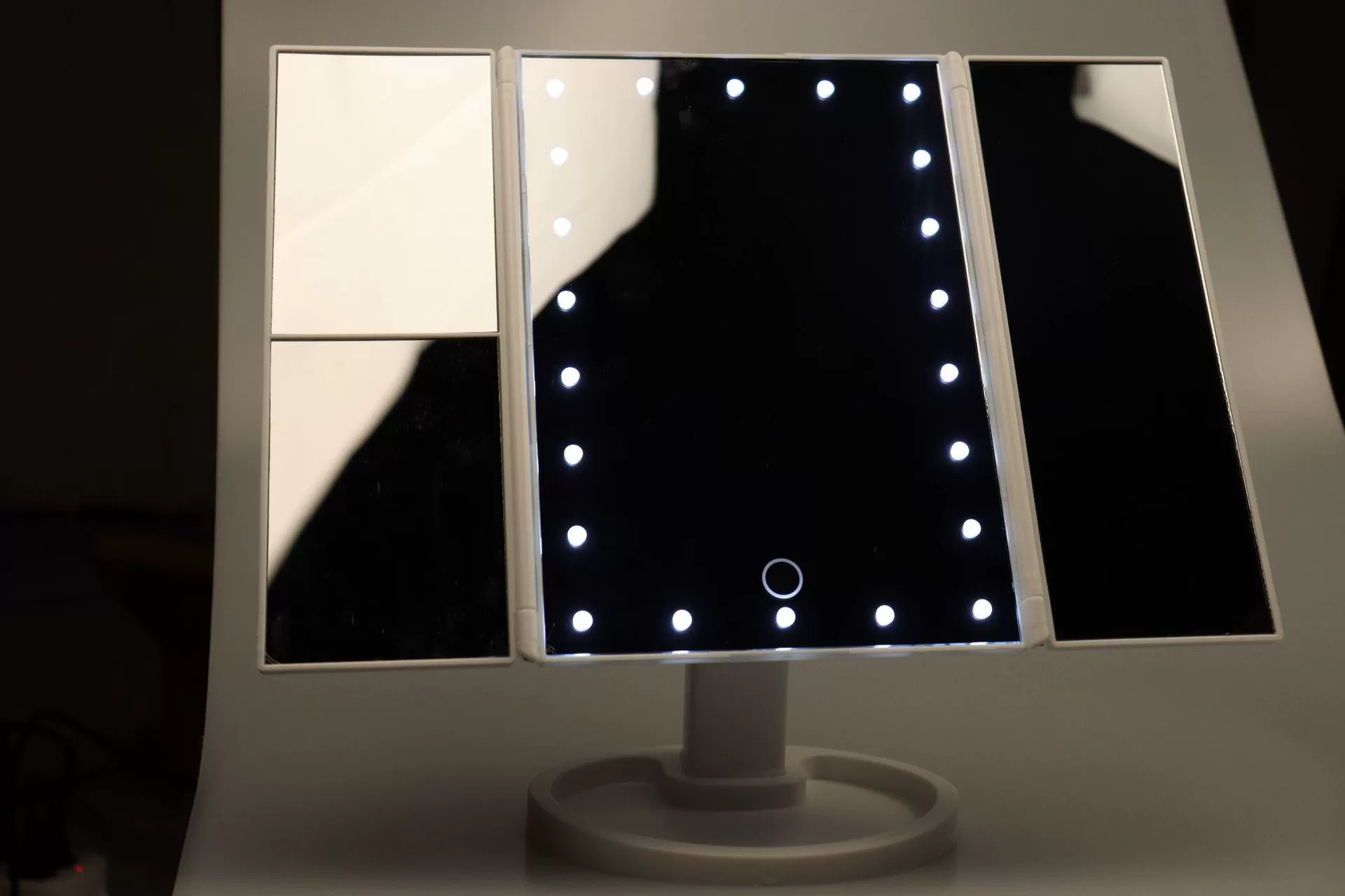 Зеркало для макияжа (Sankou) тройное складывающееся LED Hollywood свет, USB/батарея, 22 LED, 29×19 см