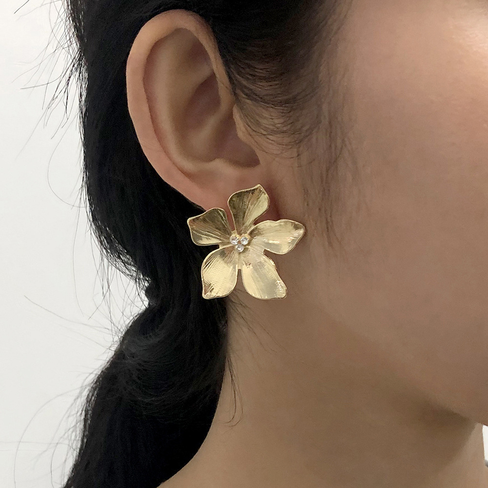 Golden Flower Earrings display picture 4