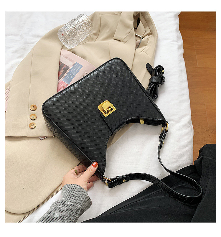 Autumn Ladies One-shoulder Armpit Small New Trendy Fashion Retro All-match Messenger Bag display picture 12