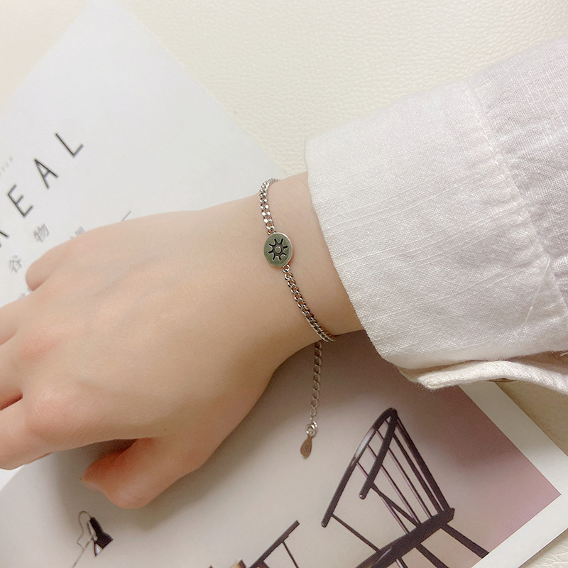 Retro bracelet solar-powered