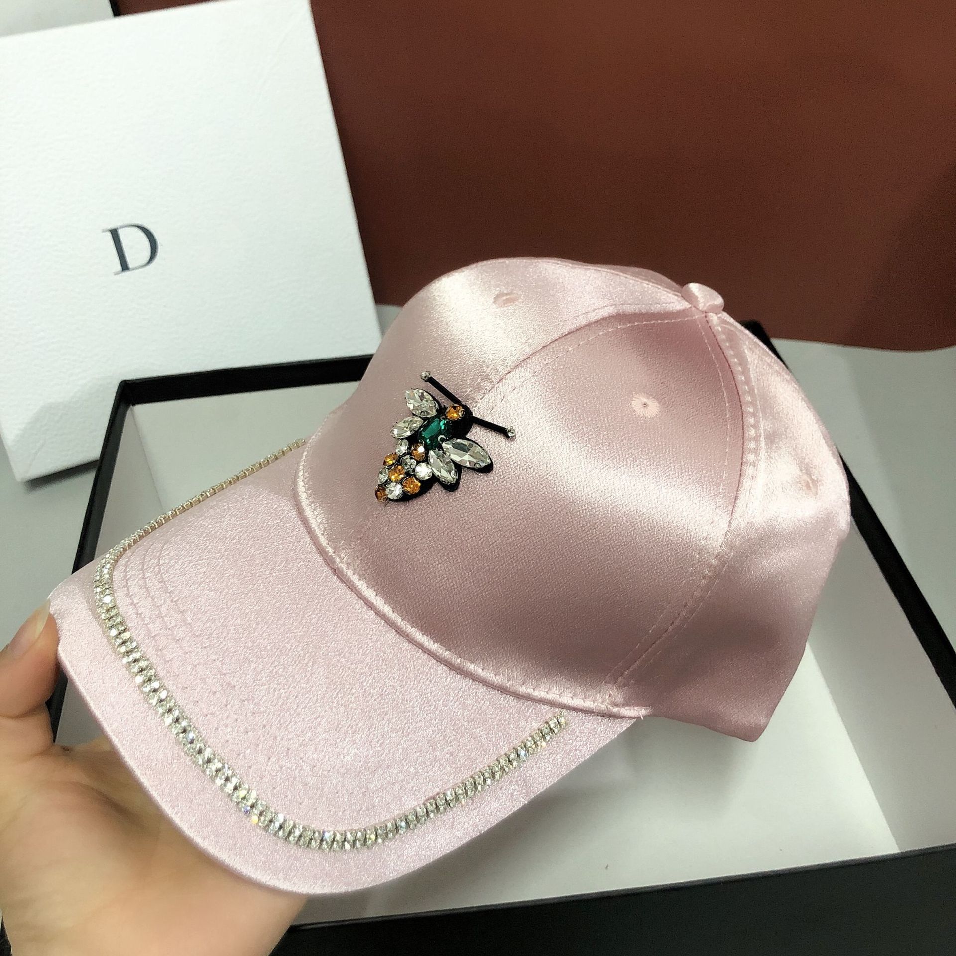 Damen Baseball Cap Aus Satin Mit Biene Und Strassbesatz_voghion.com