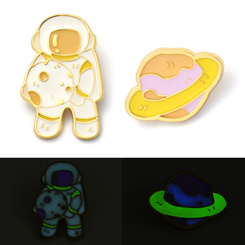 halder胸花 宇宙宇航员抱星球 夜光星球徽章 滴胶合金胸针