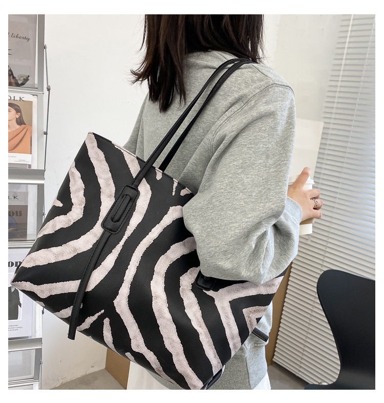 New Popular Large-capacity Striped Big Bag display picture 14