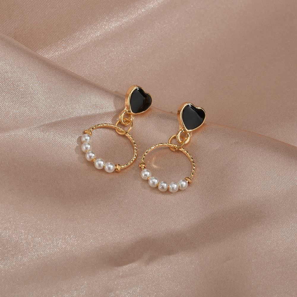 Japanische Und Koreanische Süße Rosa Herzförmige Ohrringe Ins Mädchen Koreanische Einfache Muster Kreis Elegante Perlen Ohrringe Frauen display picture 6