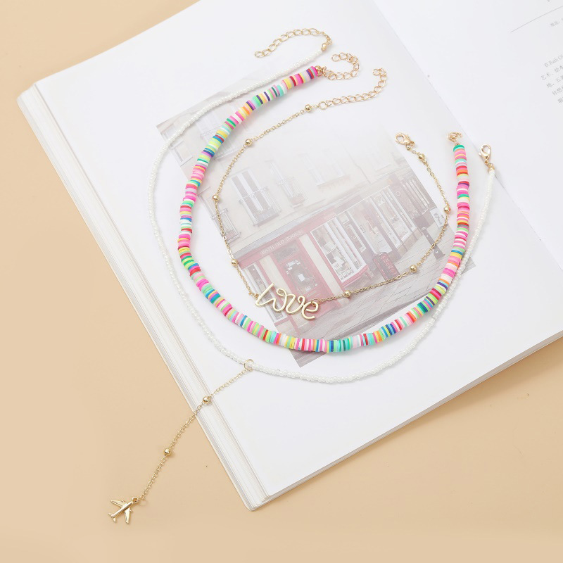 Longues Lettres D'amour Trois Multicouches En Céramique Souple Collier Tendance Perle Pendentif Bijoux En Gros Nihaojewelry display picture 3