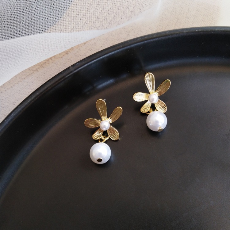 Korean Silver Needle New Elegant Daisy Earrings Same Pearl Flower Earrings Wholesale Nihaojewelry display picture 7