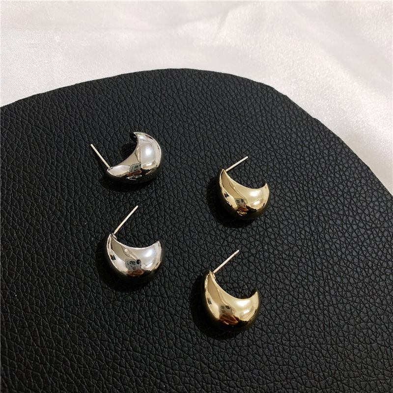 French High-quality C-shaped Hollow Metal Earrings Frosty U-shaped Surface High-end Niche Elegant Earrings Wholesale display picture 3