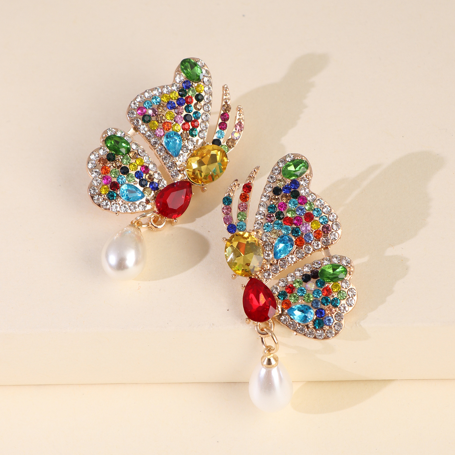 Nouvelles Grandes Ailes De Papillon En Strass Boucles D'oreilles En Perle Exagérées Grandes Boucles D'oreilles En Dames Nihaojewelry display picture 6