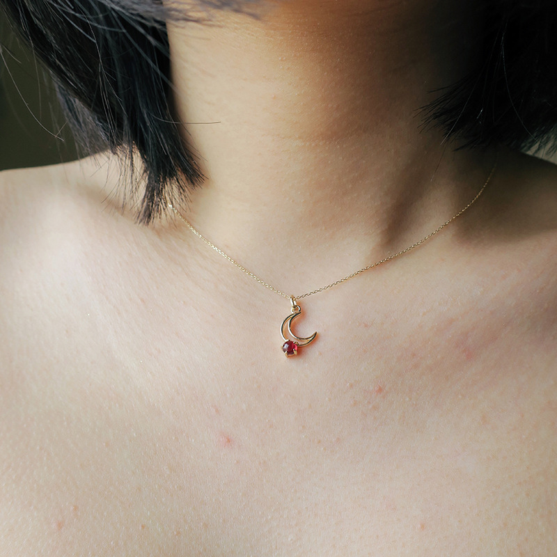 s925银饰月亮项链吊坠  简约气质酒红色石榴石镶钻锁骨链项链女