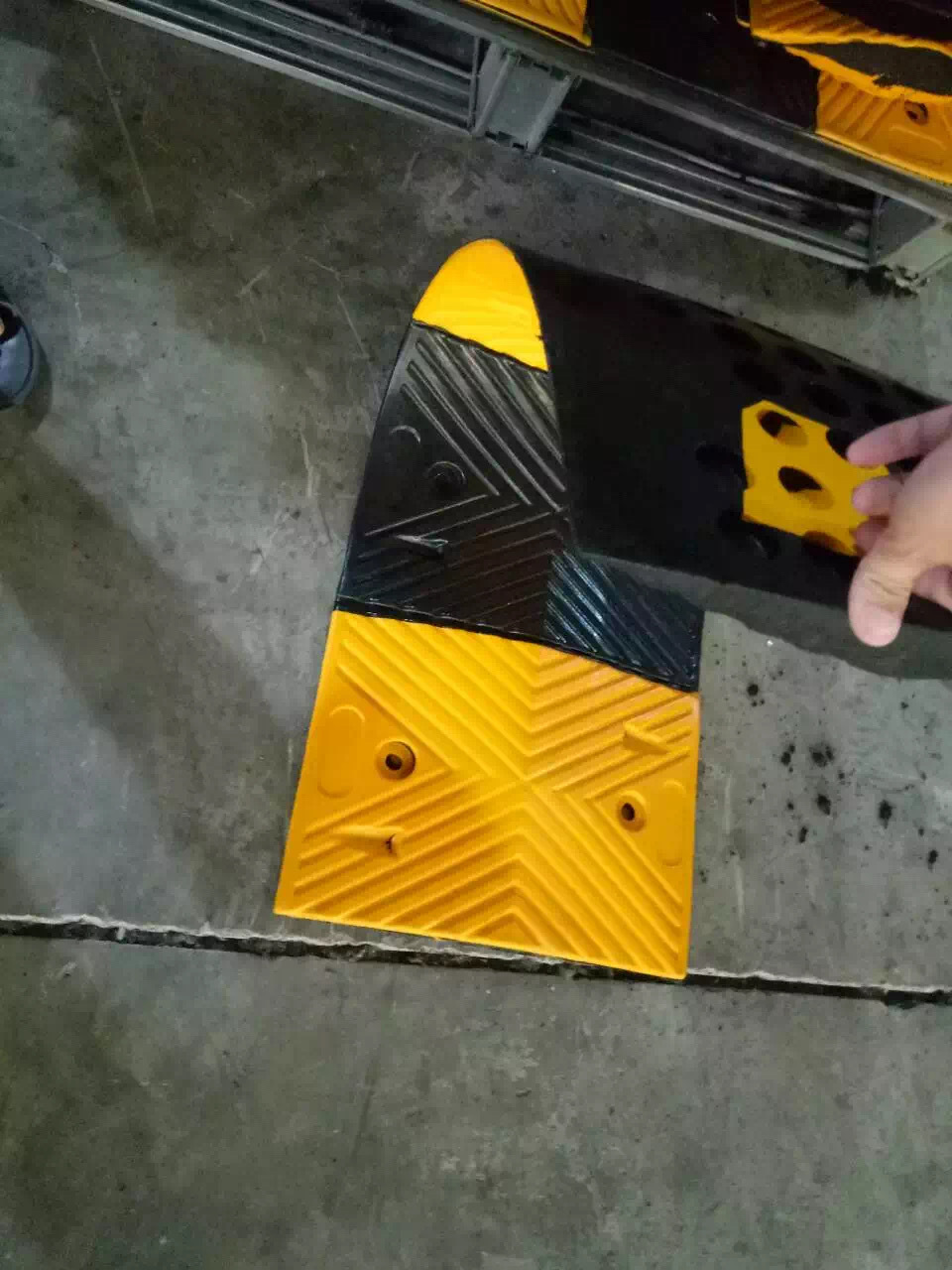 厂家销售 橡胶减速带 交通安全减速带 地下车库防滑减速带 现货