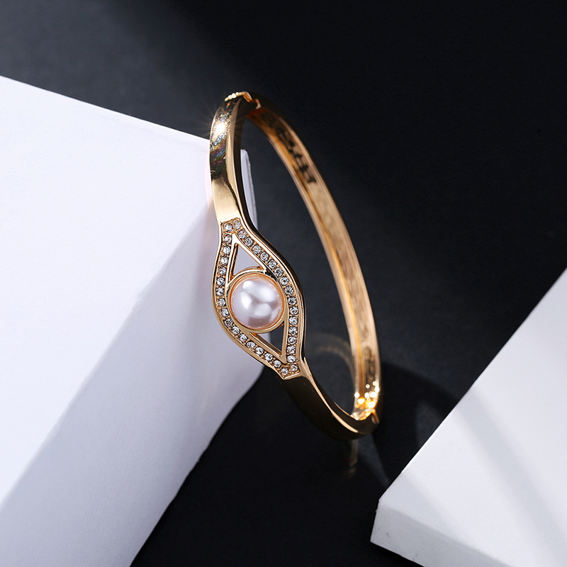 simple eye pearl diamond bracelet