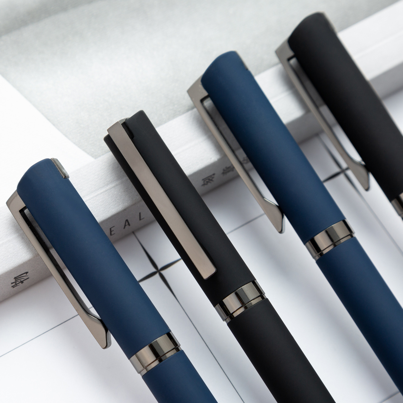 Fabricantes al por mayor bolígrafo de metal creativo regalos de negocios rotativos bolígrafo de firma de reunión de oficina bolígrafo