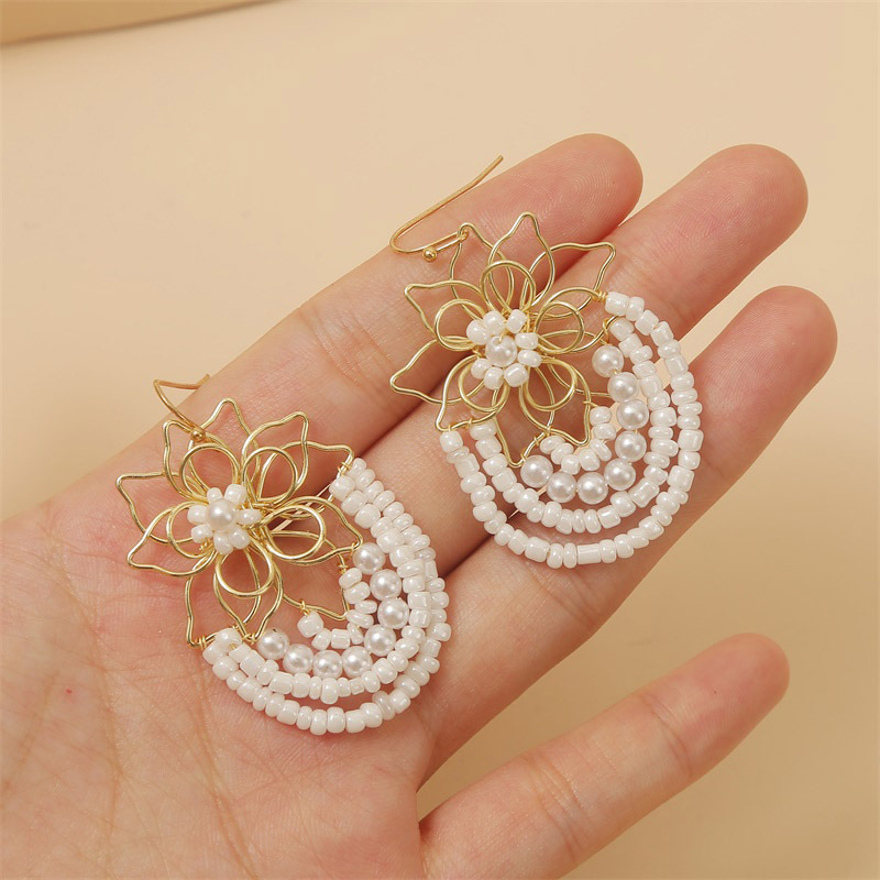 Korean Cute Hand-woven Flowers Rice Beads Resin Earrings Jewelry Wholesale Nihaojewelry display picture 3