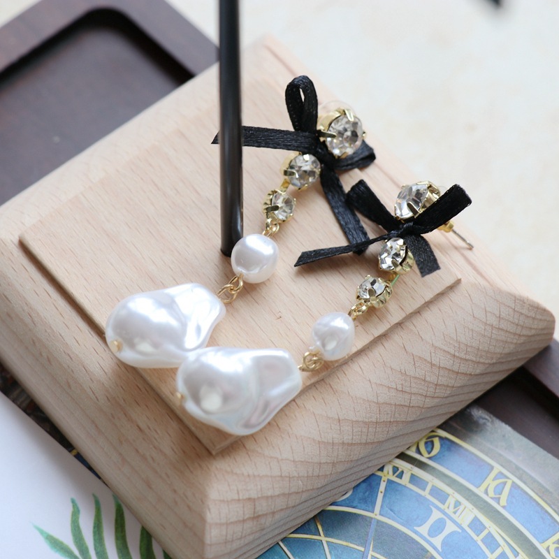 White Special-shaped Pearl Bow Long Stud Earrings display picture 4