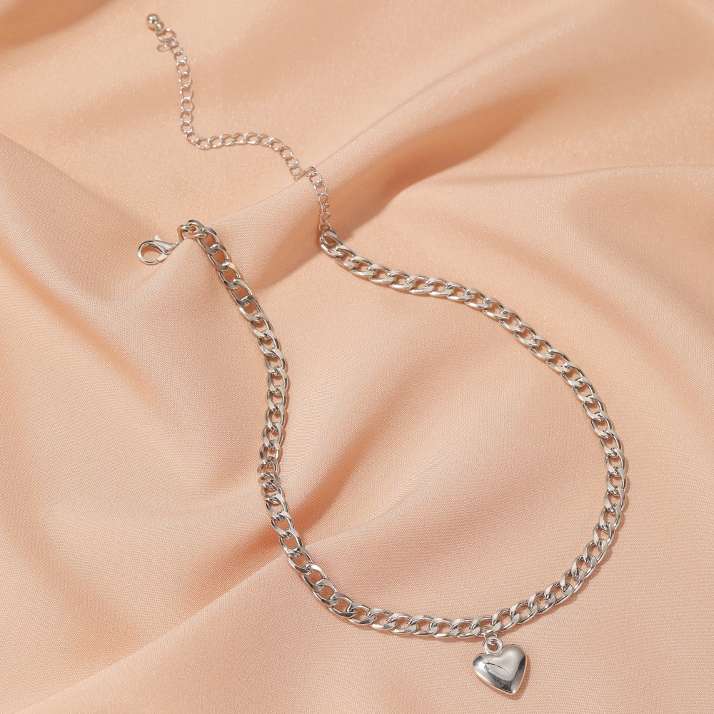 Heart Link Chain Necklace Detail
