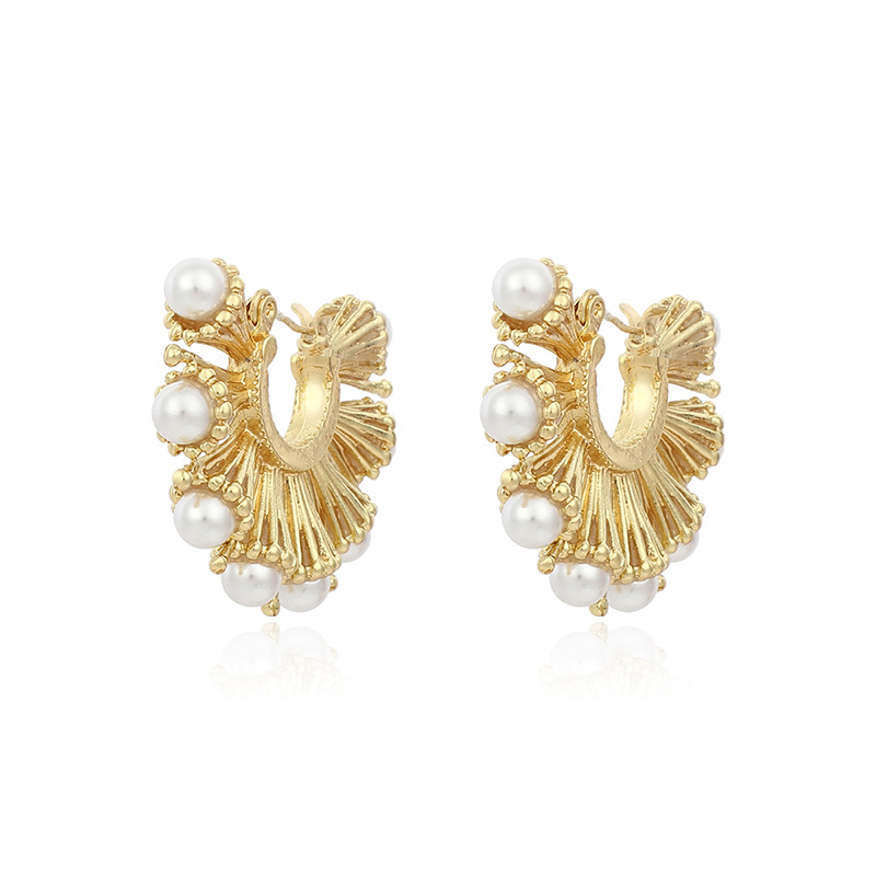 Exaggerated Niche Fan-shaped Bucklow Pearl Retro Golden Earrings For Women Nihaojewelry display picture 9