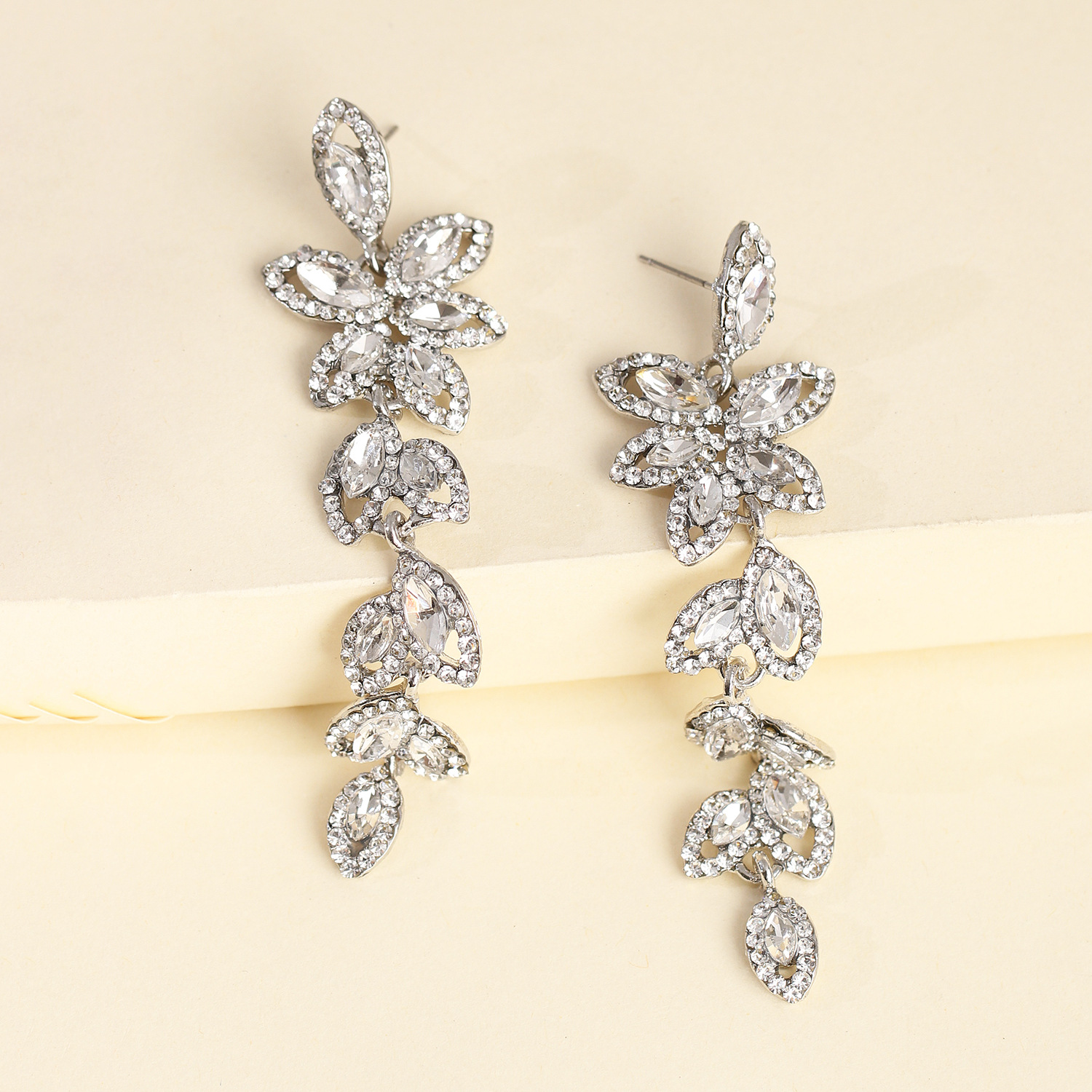 Earrings Fashion Creative Models Alloy Diamond Leaf Earrings Wholesale Nihaojewelry display picture 8