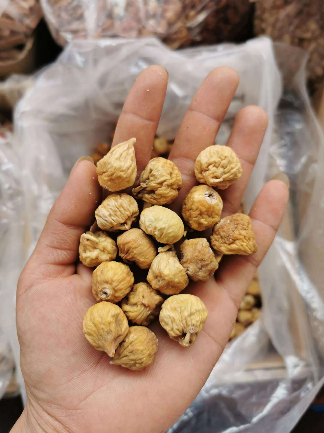 Freeze-Dried Figs Wu Hua Guo Dried Fruit Snack Sweet Soft Chewy 500g in use