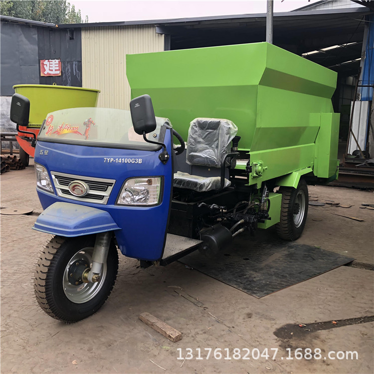 车载搅拌撒料一体机 牛场投料车快速喂牛操作视频 柴油5立方容量