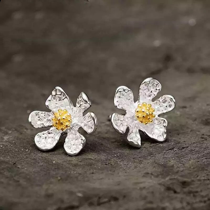 Fashionable cute earrings flower-shaped