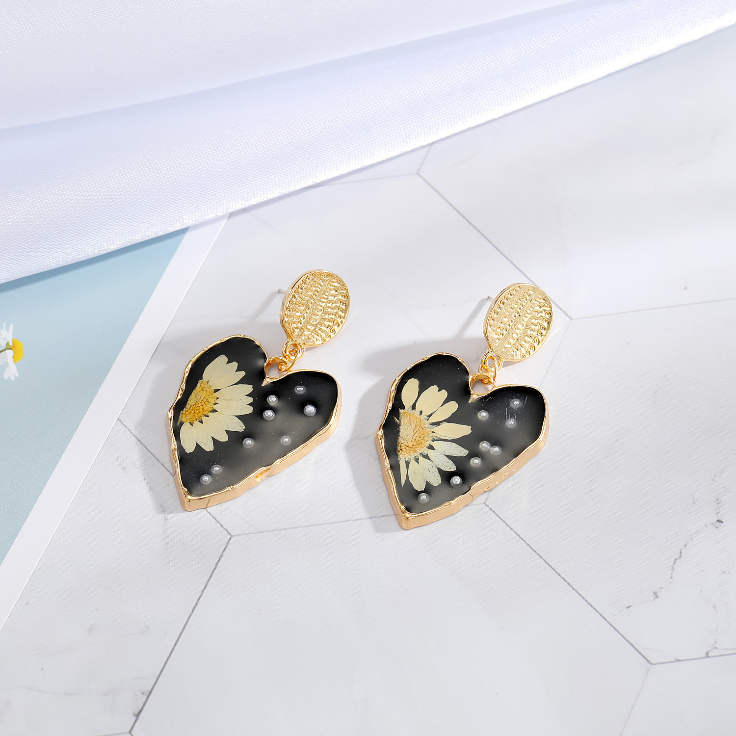 Earrings Classification Wedding, Travel, Birthday, Festival Occasion Korean Silver Needle Dried Flower Love Pearl Chrysanthemum Earrings Wholesale