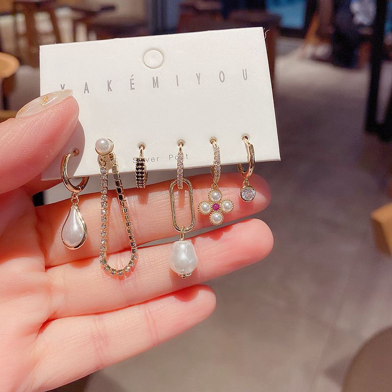 Retro Diamond Imitation Baroque Pearl Earrings Set display picture 5