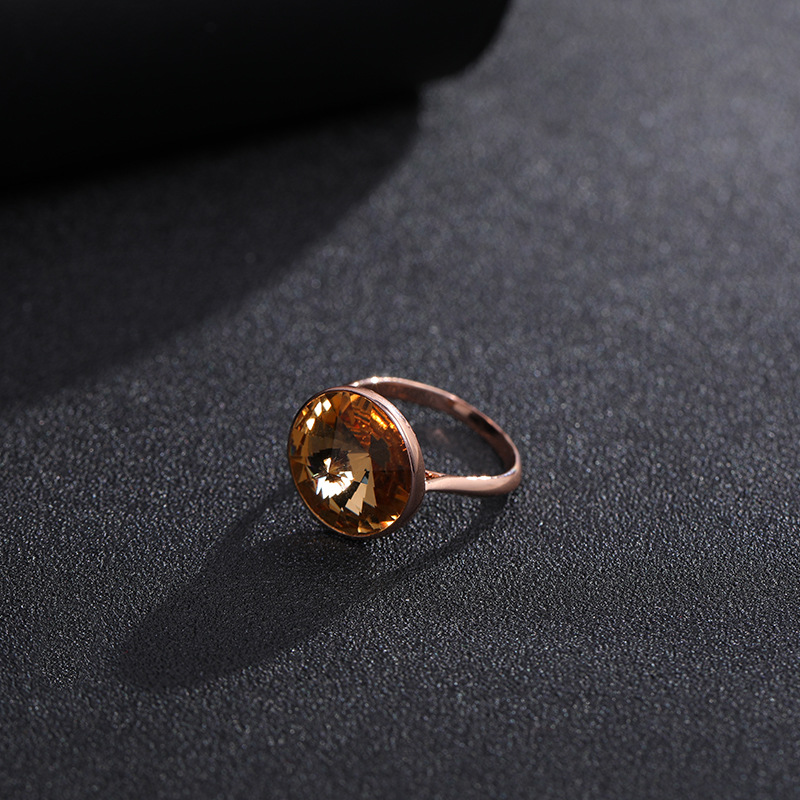 ŷ����Լ�¿�Բ�α�ʯ��ָŮ��ʱ�и��Կ羳���а���ָ����������