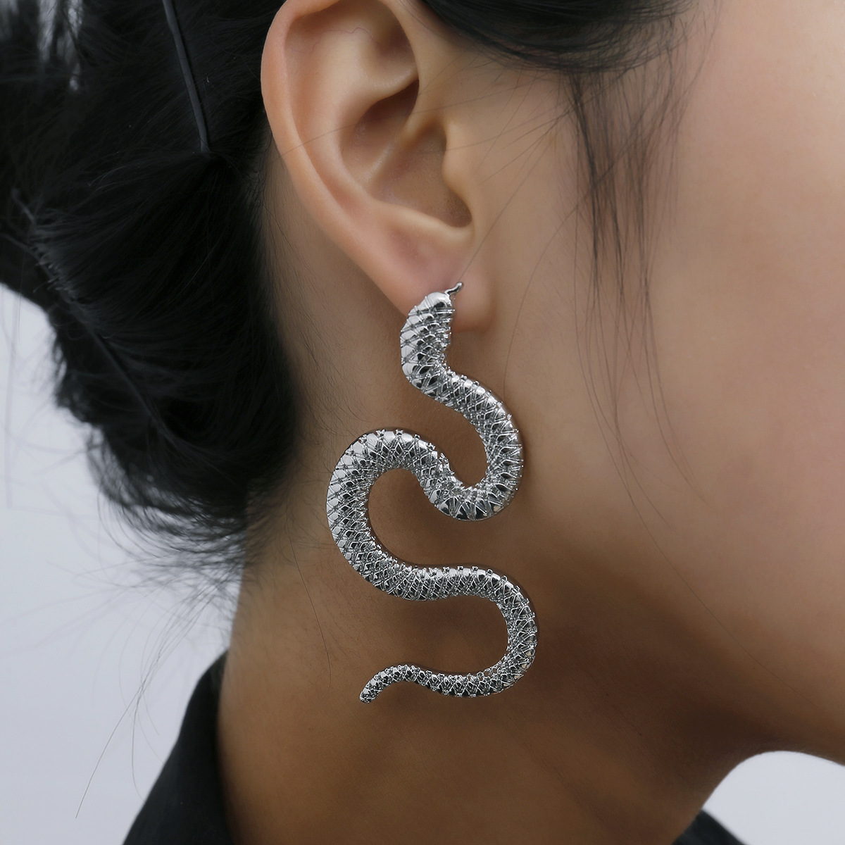 Twisted Geometric Hip Hop Earrings Nihaojewelry Wholesale Exaggerated Serpentine Fashion Relief Long Earrings display picture 3