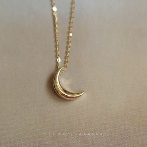 Highly recommended light plate small moon necklace S925 silver plated 14K gold elegant temperament versatile necklace pendant pendant