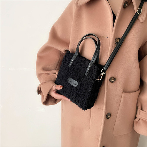 Hand-knitted bag as a gift for your girlfriend, homemade diy material bag made of wool, homemade plush shoulder crossbody bag