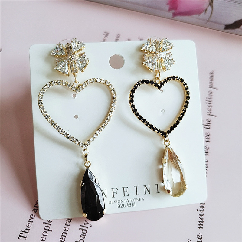 Fashion Alloy Diamond Earrings New Trend Retro Love Earrings Wholesale Nihaojewelry display picture 9