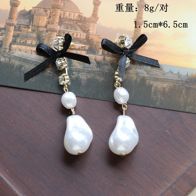 White Special-shaped Pearl Bow Long Stud Earrings display picture 2